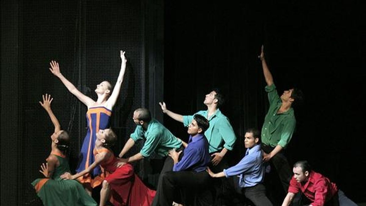 El Ballet del teatro Teresa Carreño de Caracas (Venezuela) se presenta durante la inauguración de la "Fiesta del Ballet Mundial" en ese escenario caraqueño. EFE