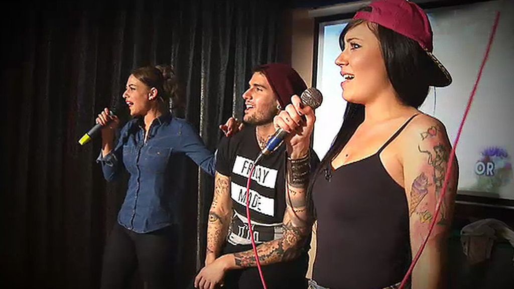 Iris, Laura, Paula y Diolinda se ven las caras en un karaoke