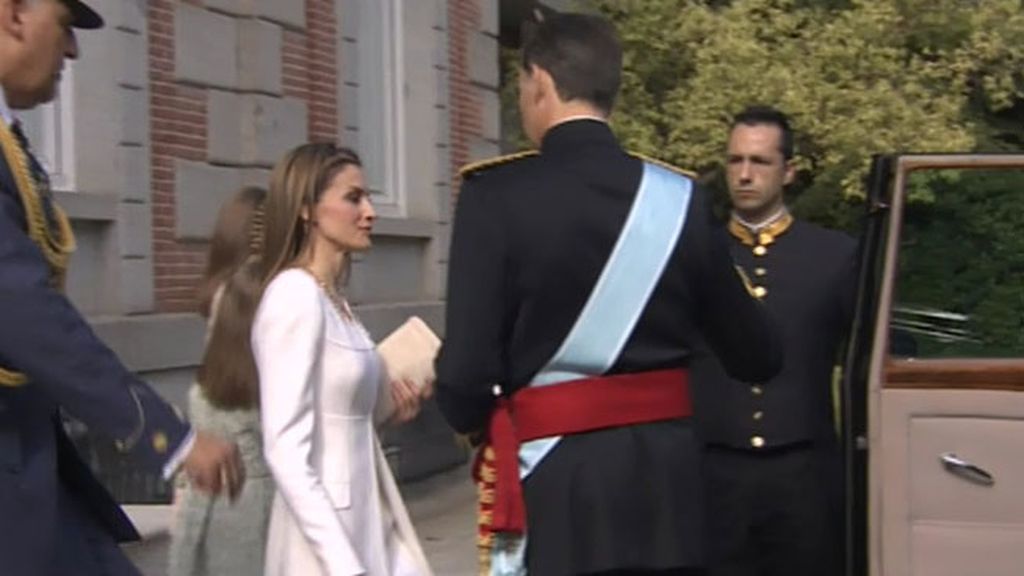 Letizia, de Varela y de corto en su primer día como Reina