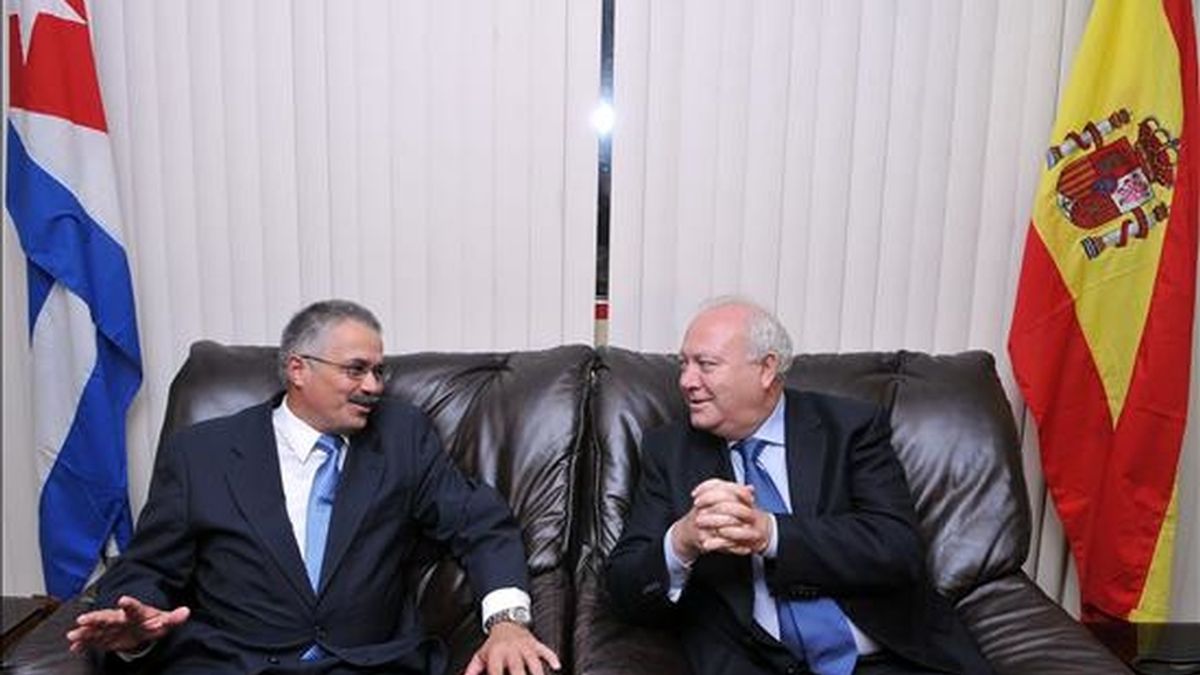 El ministro español de Relaciones Exteriores, Miguel Ángel Moratinos (d), es recibido por el vicecanciller cubano, Dagoberto Rodríguez (i). Foto: EFE.