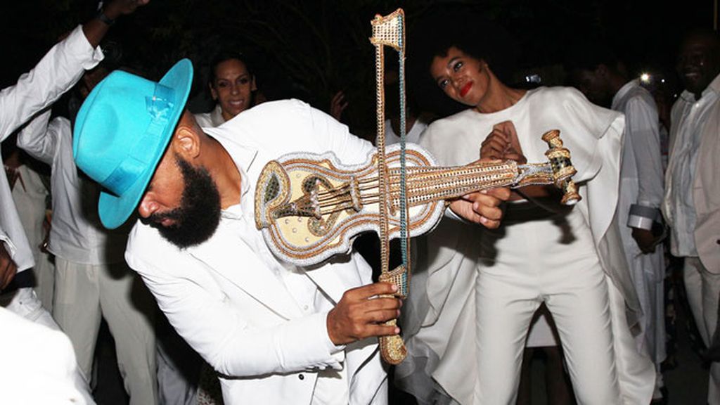 Bicis blancas y bailes: así fue la boda 'hipster' de Solange Knowles, hermana de Beyoncé
