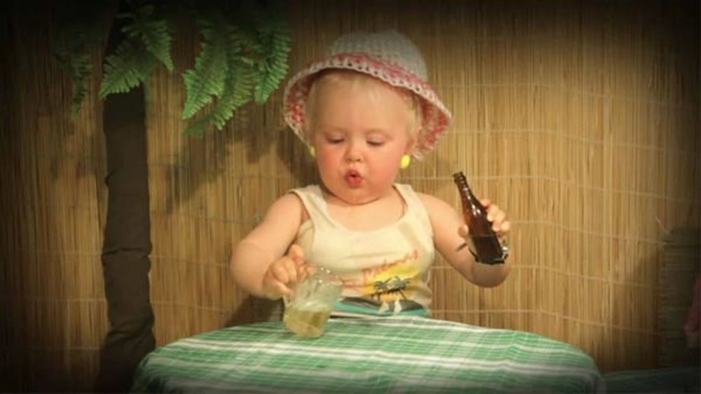 Una bebé 'borracha' triunfa en la Red