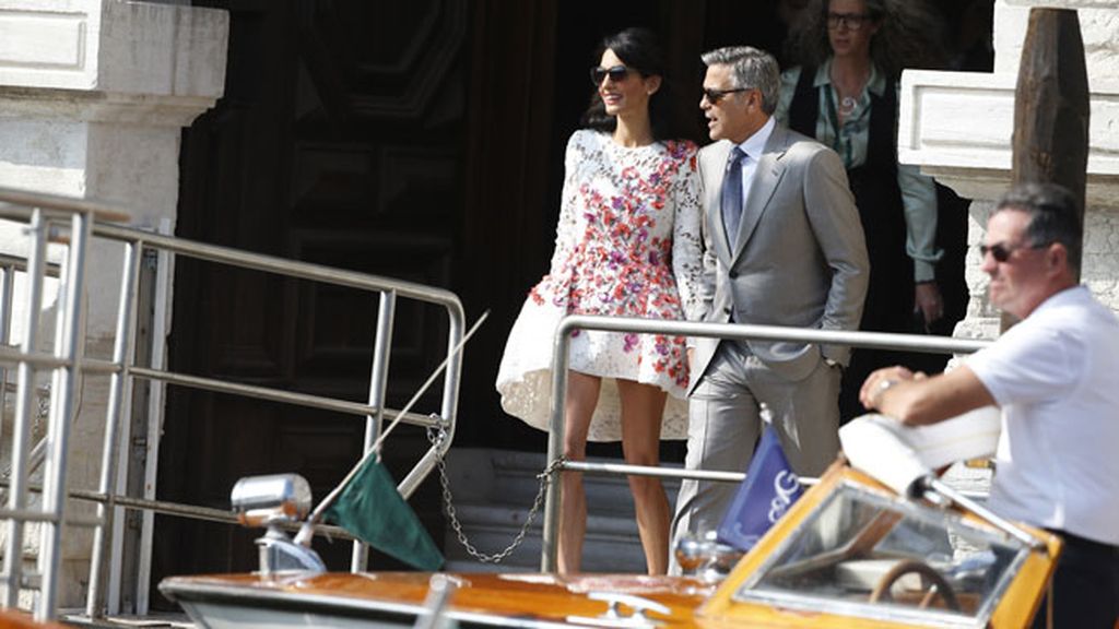 ¡Primer paseo de 'amore' de George Clooney y Amal Alamuddin tras su boda veneciana!