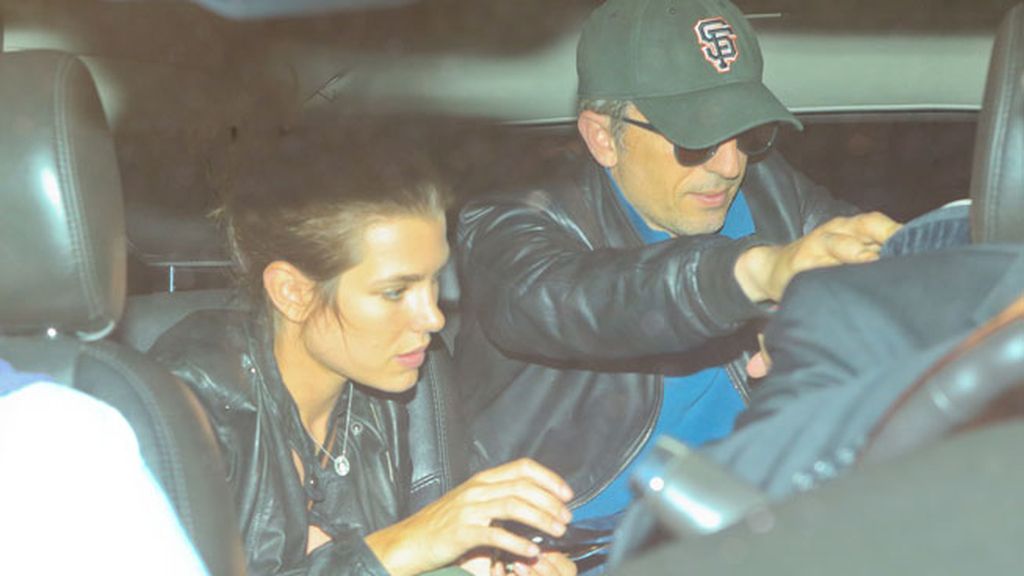 Carlota de Mónaco protegió a Raphaël con un gorro para que no fuese fotografiado