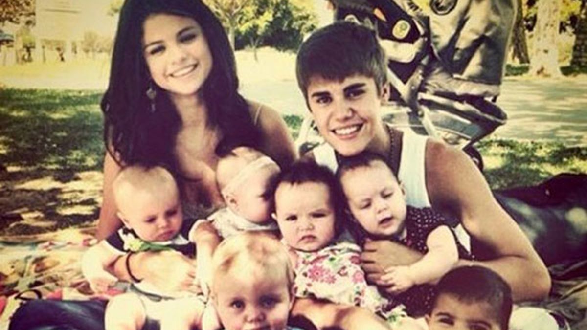 Justin Bieber y Selena Gómez, en una foto con seis bebés