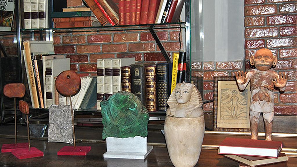 El plató de ‘Cuarto Milenio’: una biblioteca sin fin