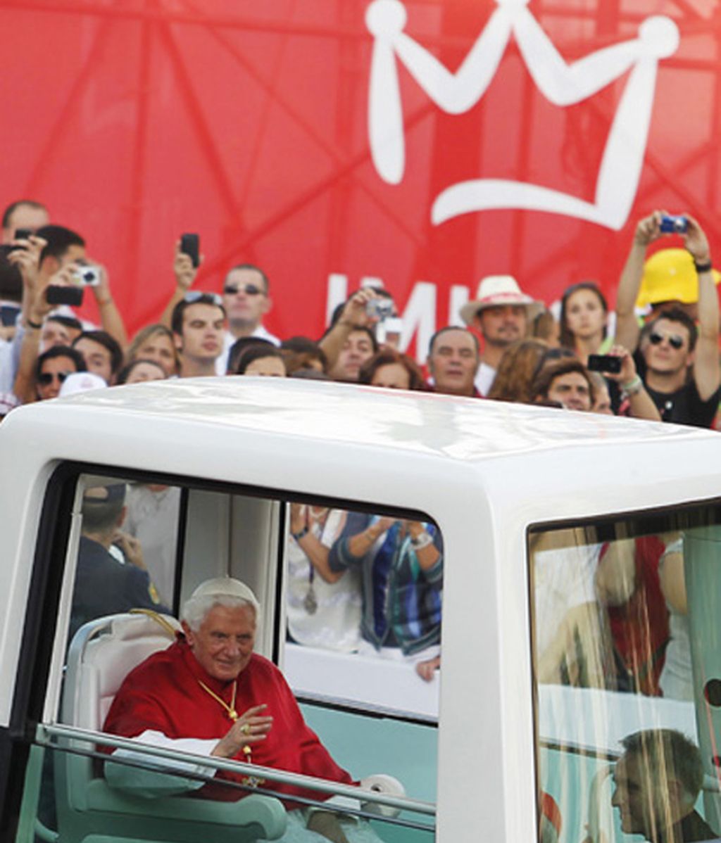 Benedicto XVI en el famoso 'papamóvil'