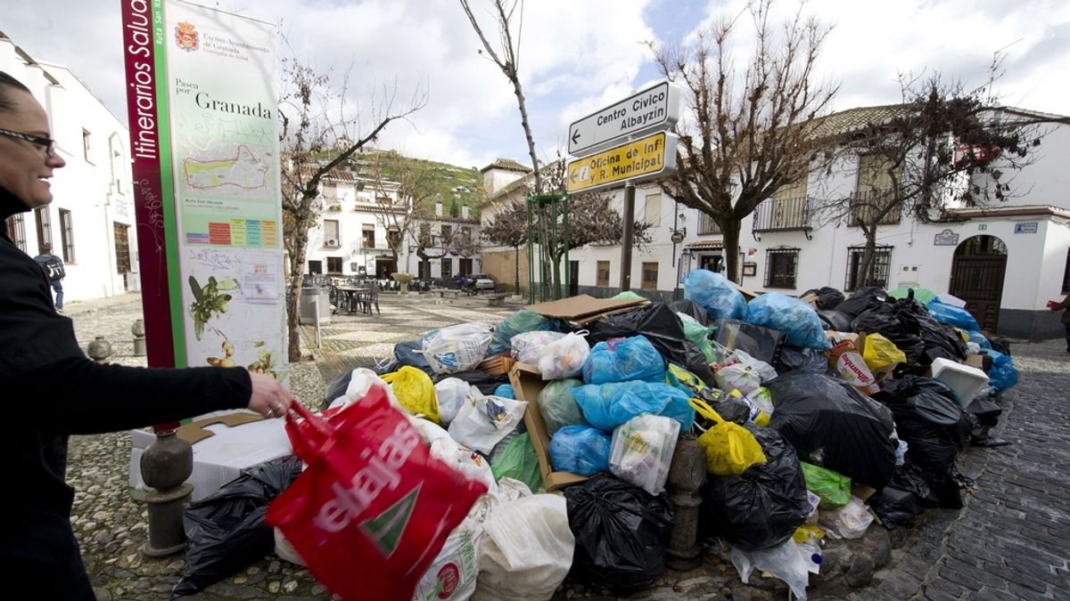 La huelga en Granada acumula 2.400 toneladas de basura a la espera de un acuerdo con los trabajadores