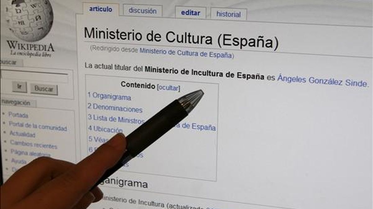 El Ministerio de Cultura amaneció este lunes en la enciclopedia virtual más popular de internet, la Wikipedia, convertido en "Ministerio de Incultura", y su titular, Angeles González-Sinde, y todos sus antecesores, incluidos en la lista de "ministros de Incultura". En la foto, detalle de la página. EFE