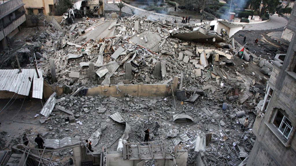 Israel aumenta su ataque por tierra y mar contra Gaza