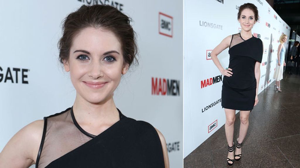 Alison Brie, con maquillaje muy natural y vestido negro