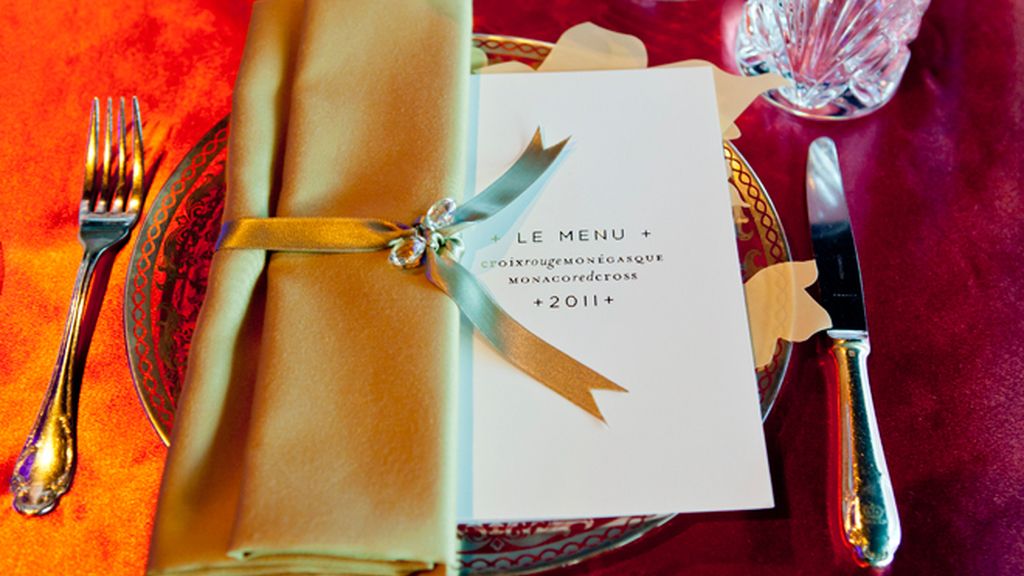 Charlene se planta el collar de bodas en la Gala de la Cruz Roja