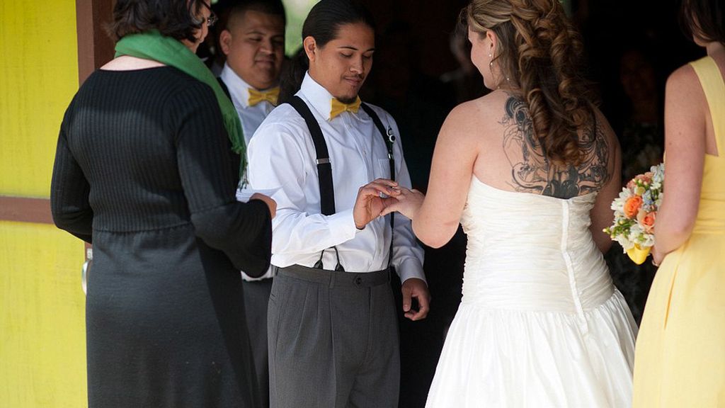 Casadas que enseñan sus tatuajes el día de su boda
