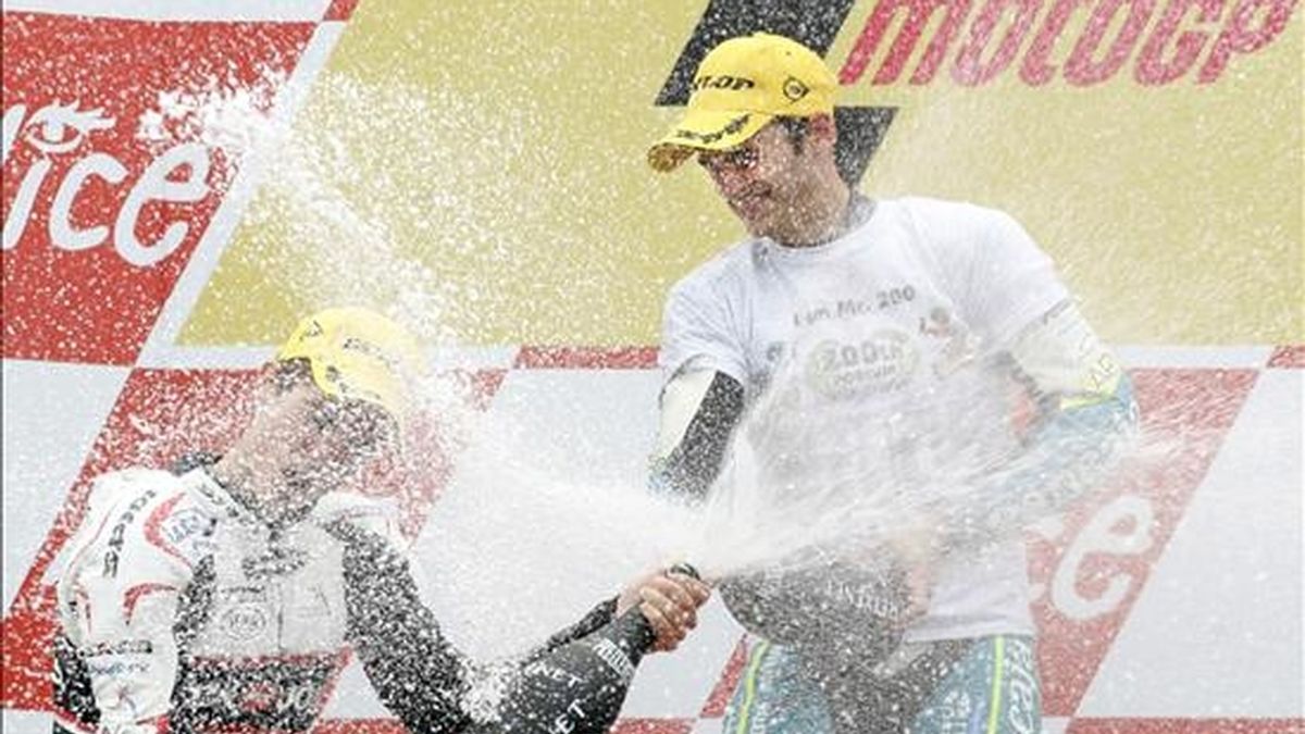 El piloto español de 120cc Sergio Gadea (dcha) celebra en el podio su victoria junto a su compatriota Julián Simón en el circuito de Assen después de que se disputara el Gran Premio de Holanda hoy sábado 27 de junio. EFE
