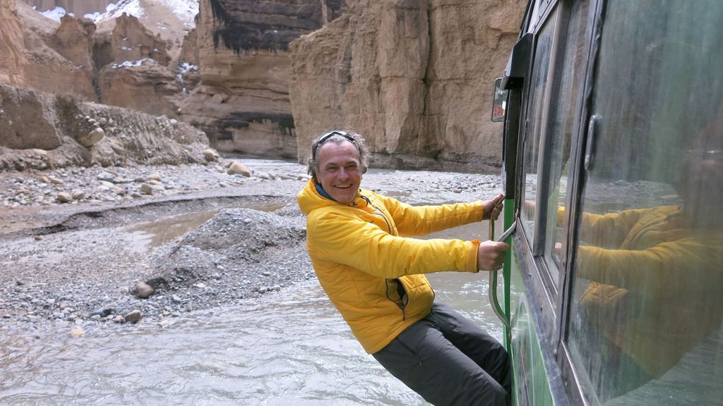 José Coronado y su hijo exploran el Tíbet nepalí de la mano de Jesús Calleja