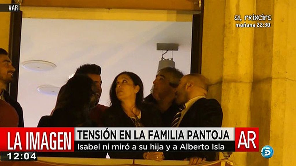 Isabel Pantoja siguió la procesión al lado de Kiko y Anabel