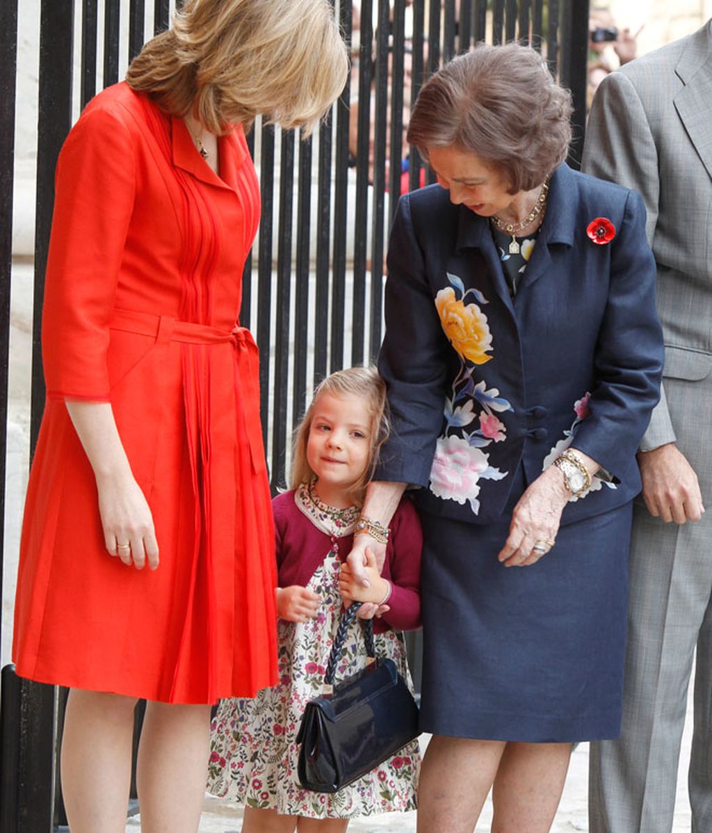 El Príncipe Felipe acude a la misa de Pascua con las mujeres de la casa