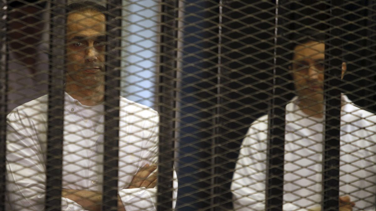 Salen de prisión dos hijos de Mubarak un día después del aniversario de la revuelta