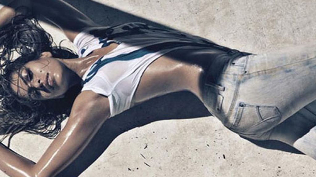 Eva Mendes vuelve sensual como siempre para Calvin Klein