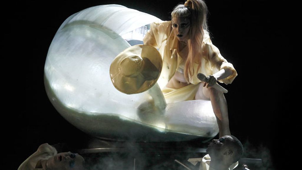 Lady Gaga aparece en los Grammy dentro de un huevo gigante