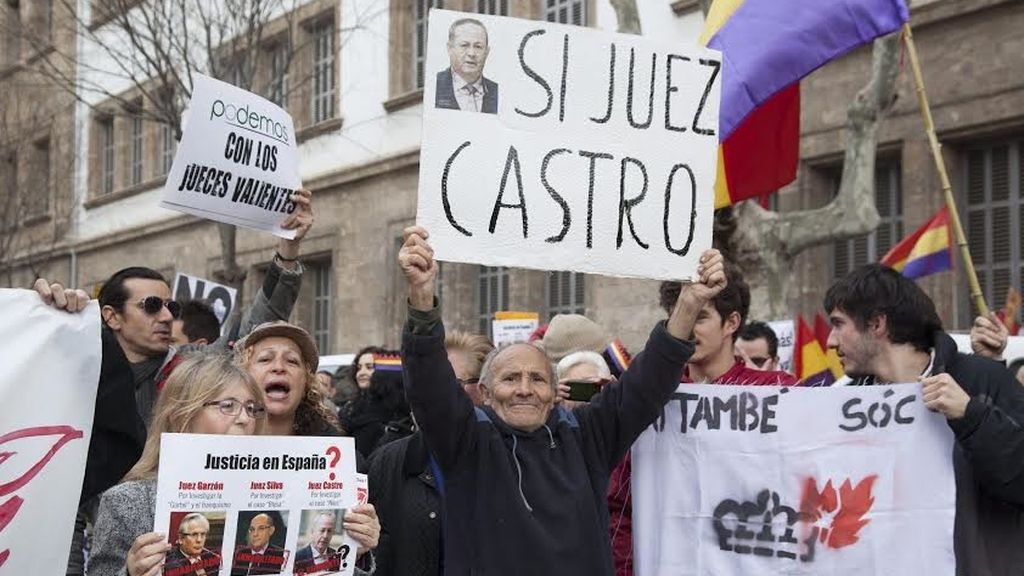 Numerosos carteles en favor del juez Castro
