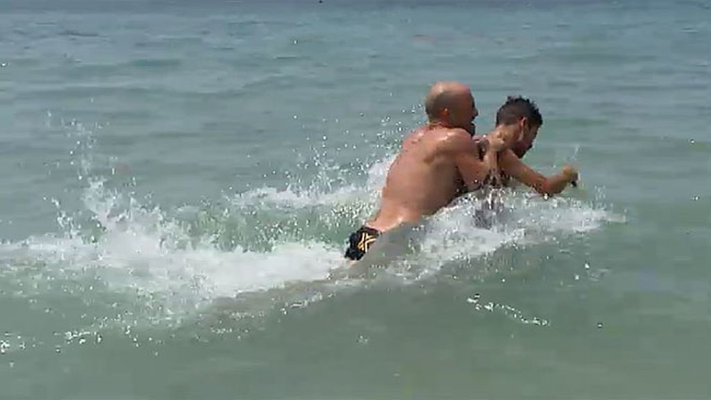 Manu aprovecha el barro para acercarse al soltero