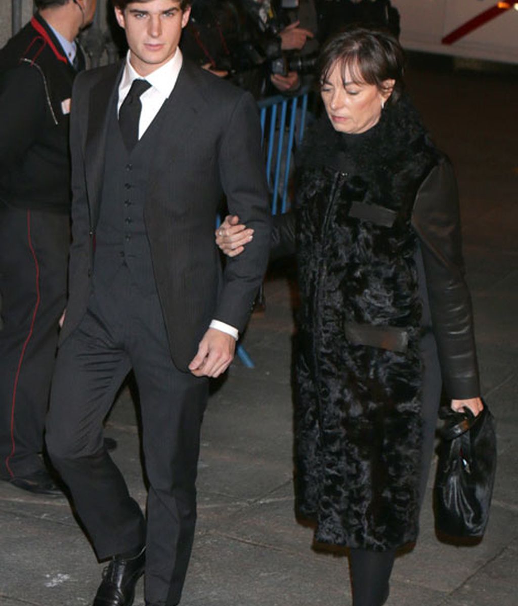 Carlos Fitz James Stuart junto a su madre Matilde Solís