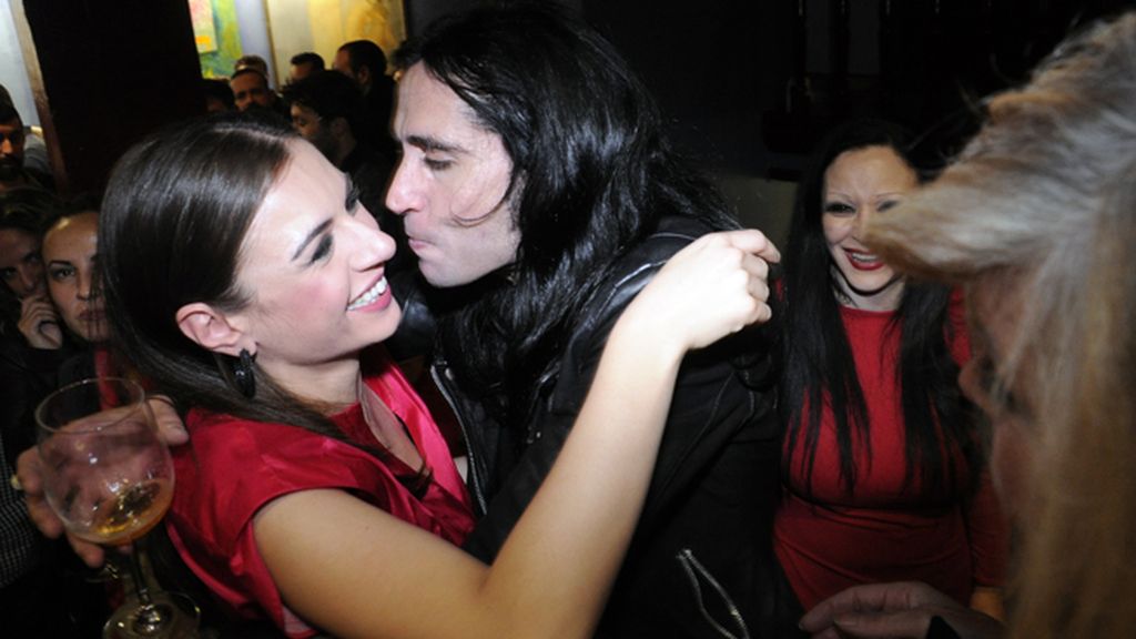 Mario Vaquerizo felicitándo a Miren Ibarguren tras la representación