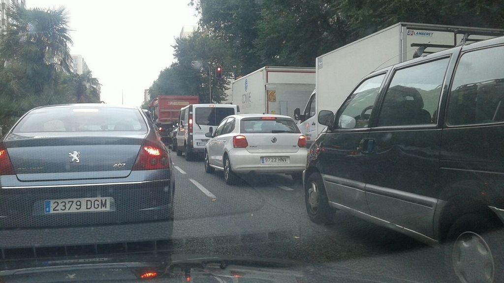 Atasco kilométrico en Madrid y en sus accesos por la lluvia y varios choques