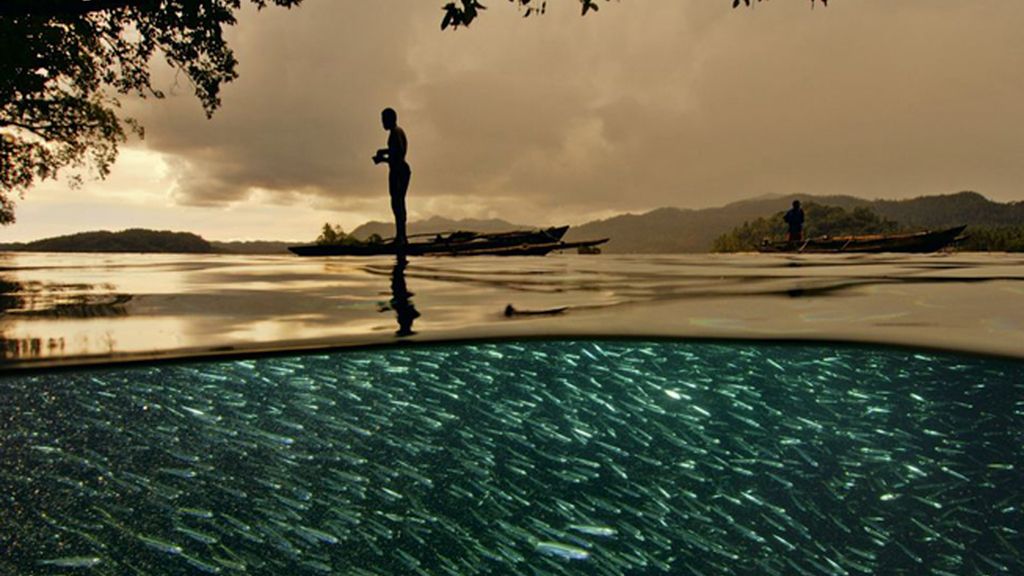 Un pescador en Raja Ampat, Indonesia
