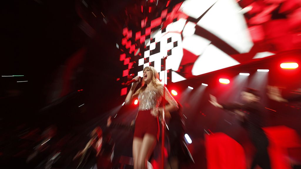 Taylor Swift endulza la navidad en el 'Jingle Ball'