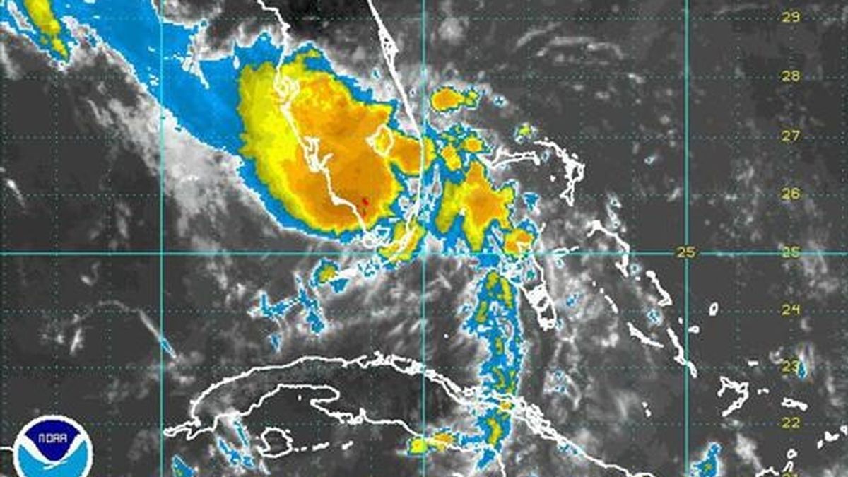 Imagen satelital divulgada por el Centro Nacional de Huracanes de Estados Unidos (CNH), en la que se puede observar el ojo de la tormenta tropical "Bonnie", con vientos máximos sostenidos de 65 kilómetros por hora. EFE