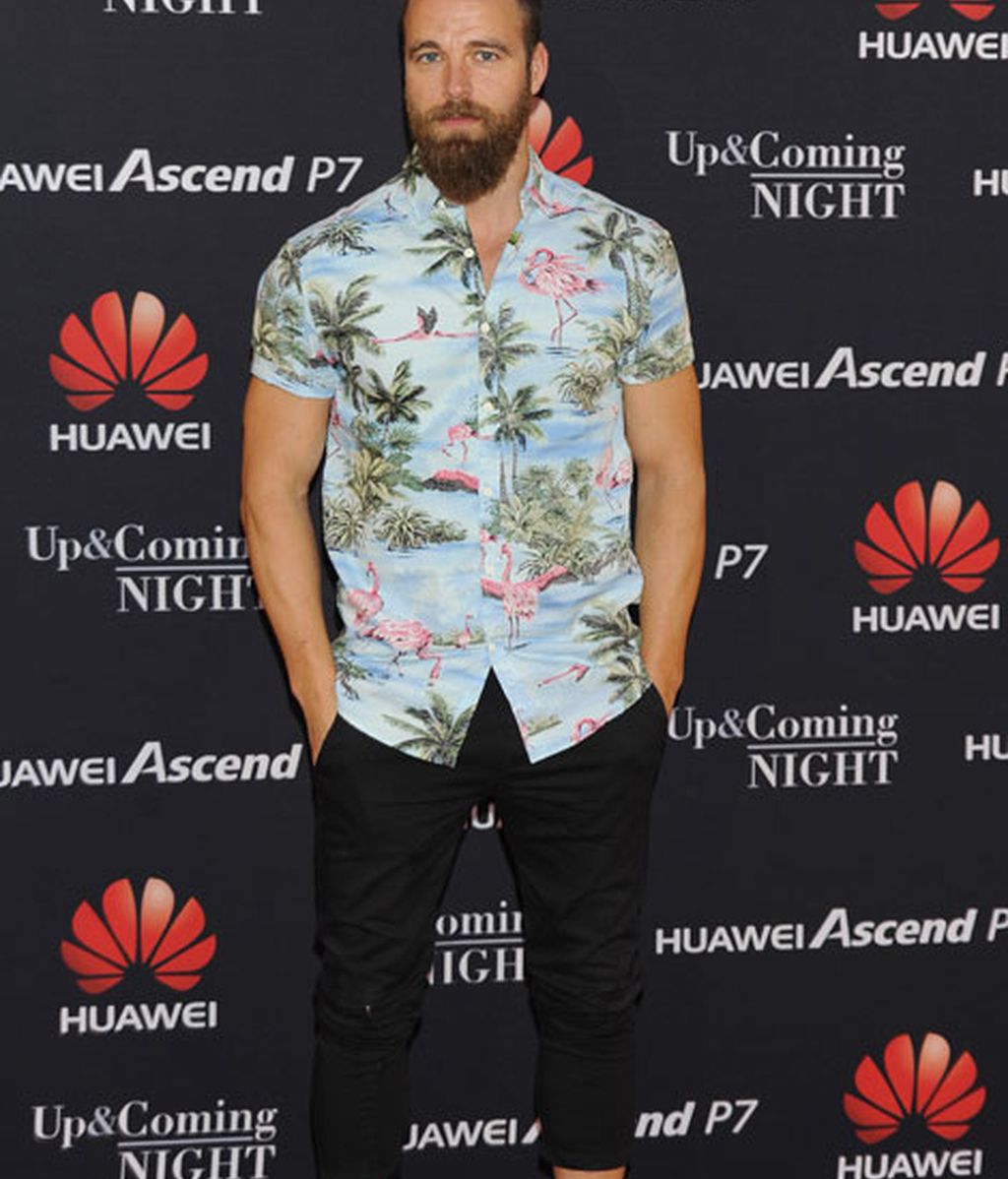 El actor Carles Francino con una camisa de alegre estampado