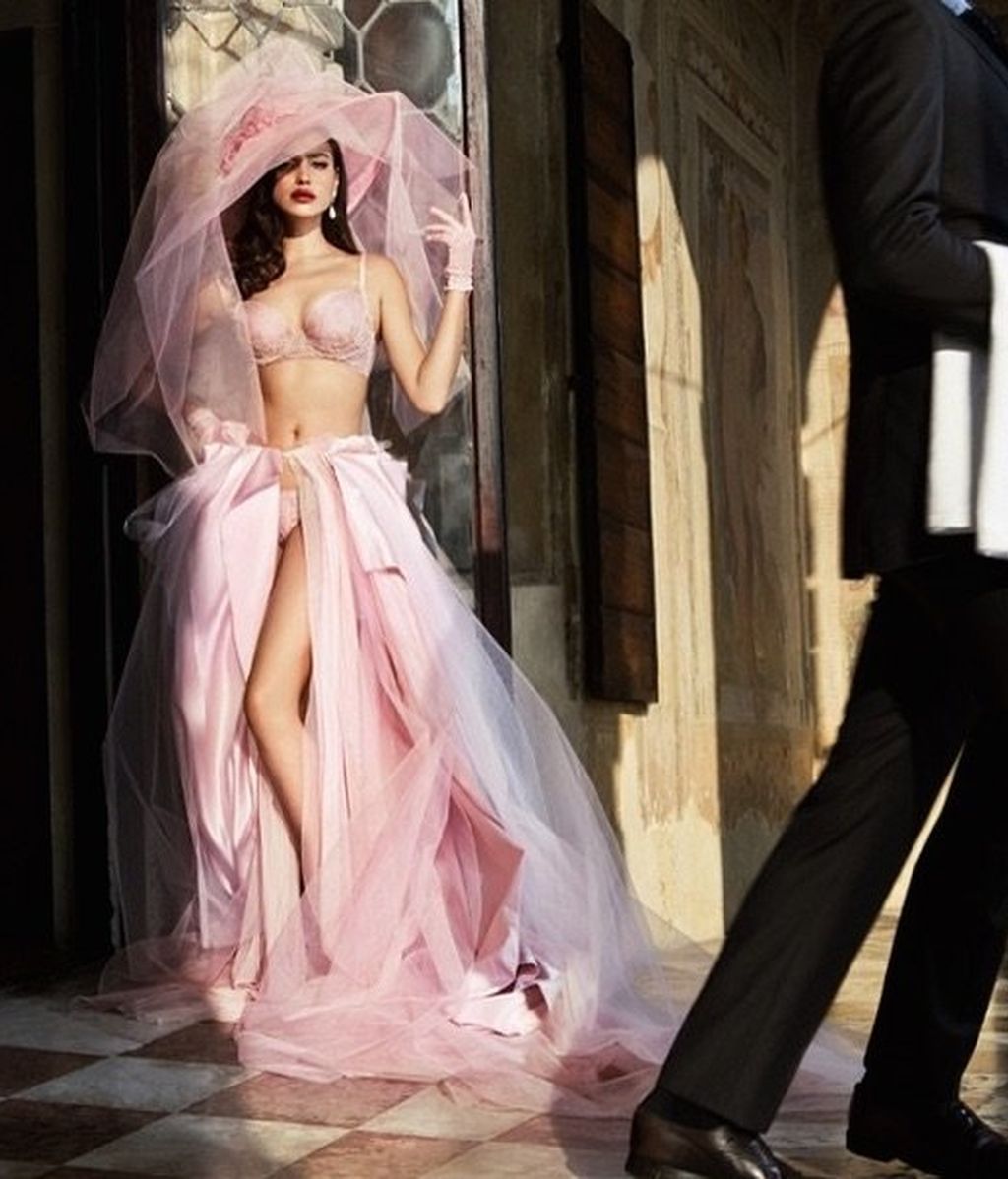 Irina Shayk posa muy sexy para una marca de lencería