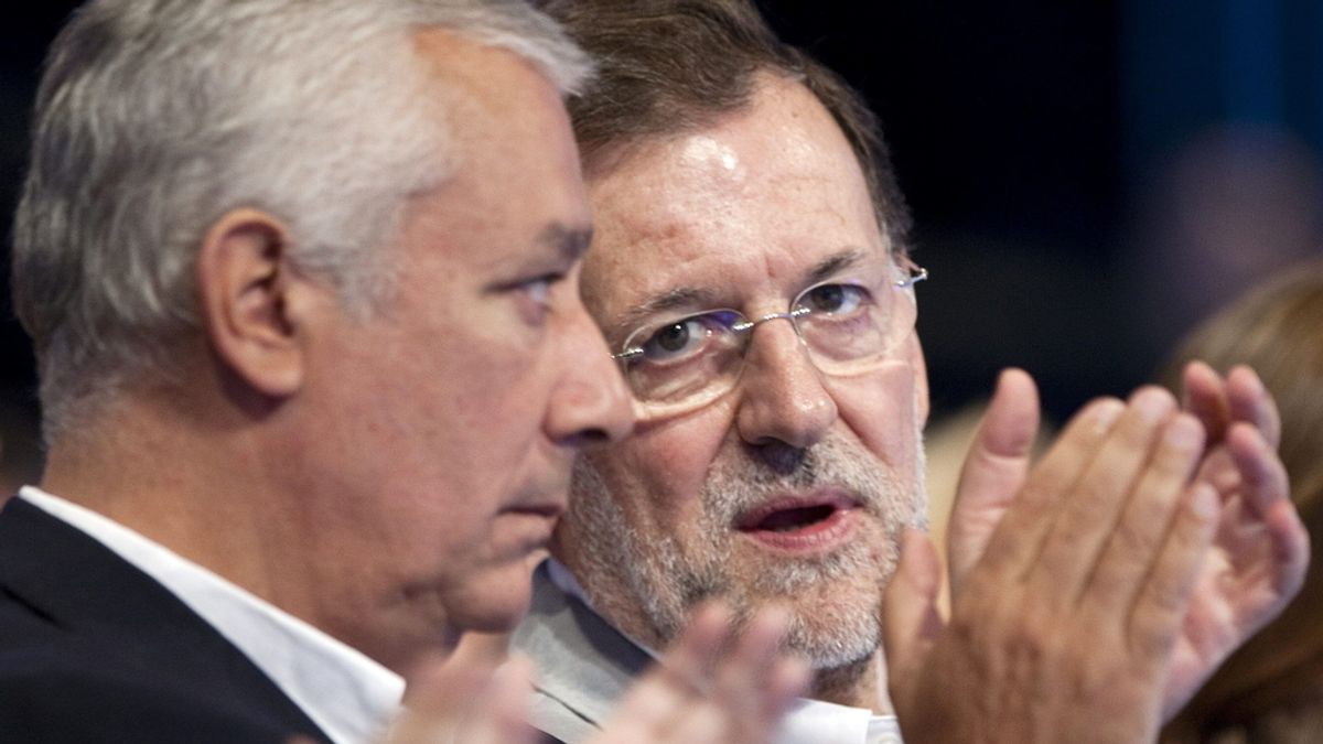 El presidente del PP, Mariano Rajoy, y el de Andalucía, Javier Arenas (i), en la Convención Nacional del PP que hoy celebra, en el Palacio de Congresos de Málaga, su segunda jornada