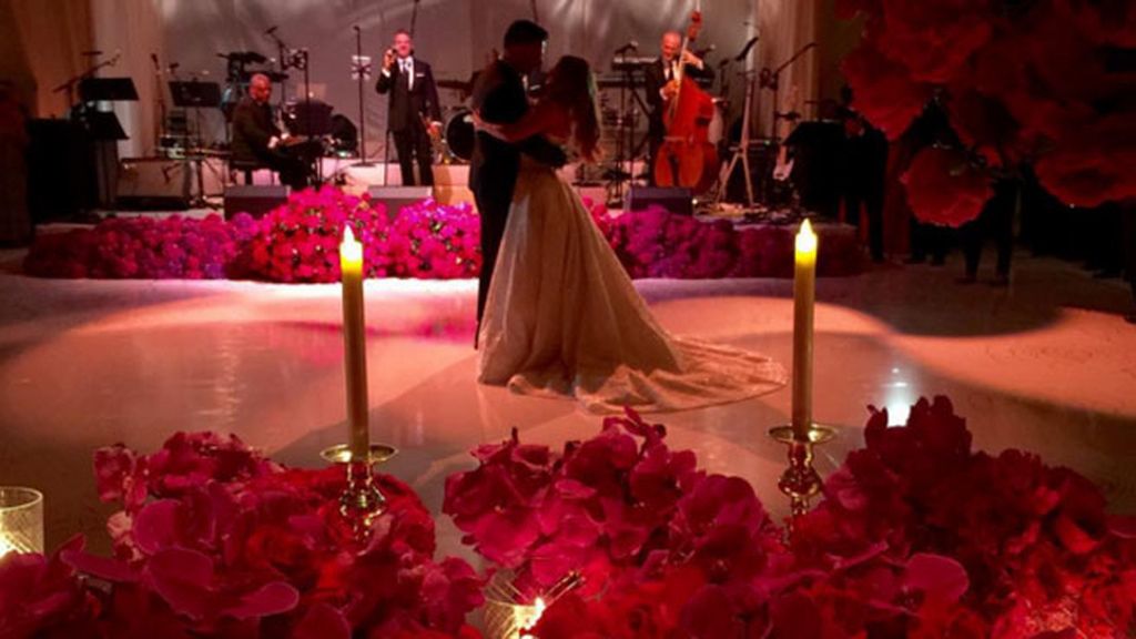Vergara y Mangianello, baile de novios entre flores rojas y velas
