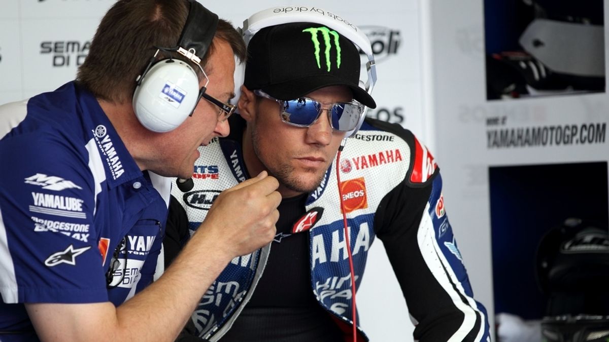 Ben Spies intercambia sus sensaciones con los técnicos de Yamaha Factory Racing