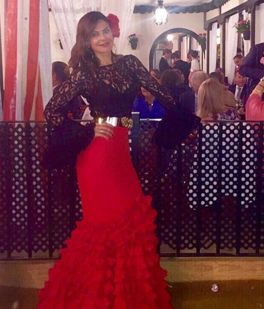 María José Suarez, con falda de volantes,camisa de encaje y cinturón dorado