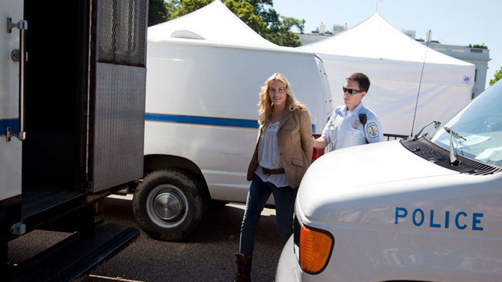 La detención de Daryl Hannah, paso a paso