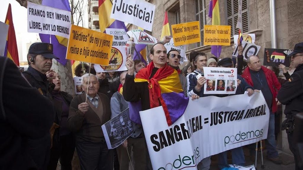 Agolpandos en la calle los manifestantes han lucido pancartas reivindicativas