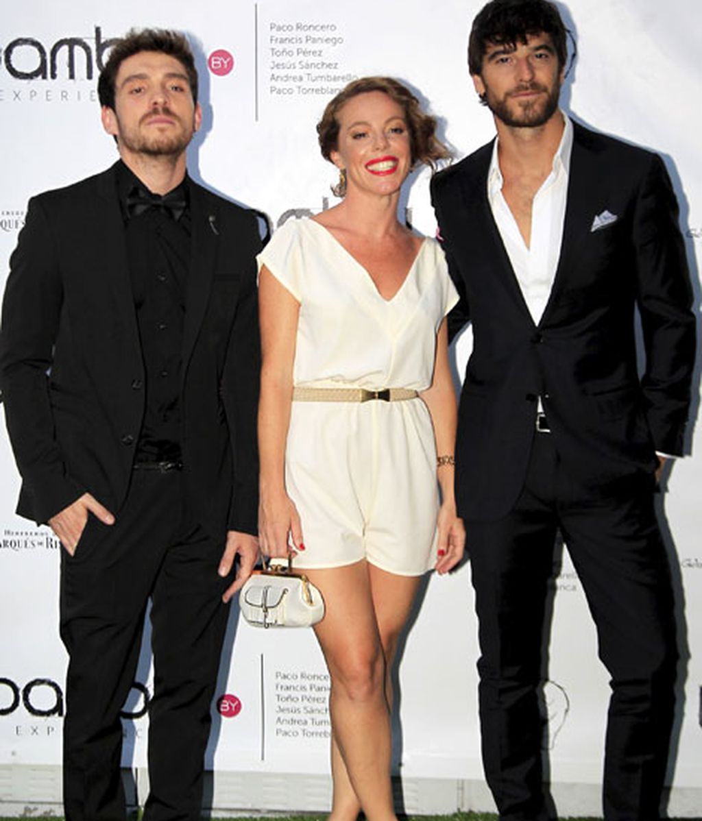 Silvia Marty, con un mono beige, y Alfonso Bassave