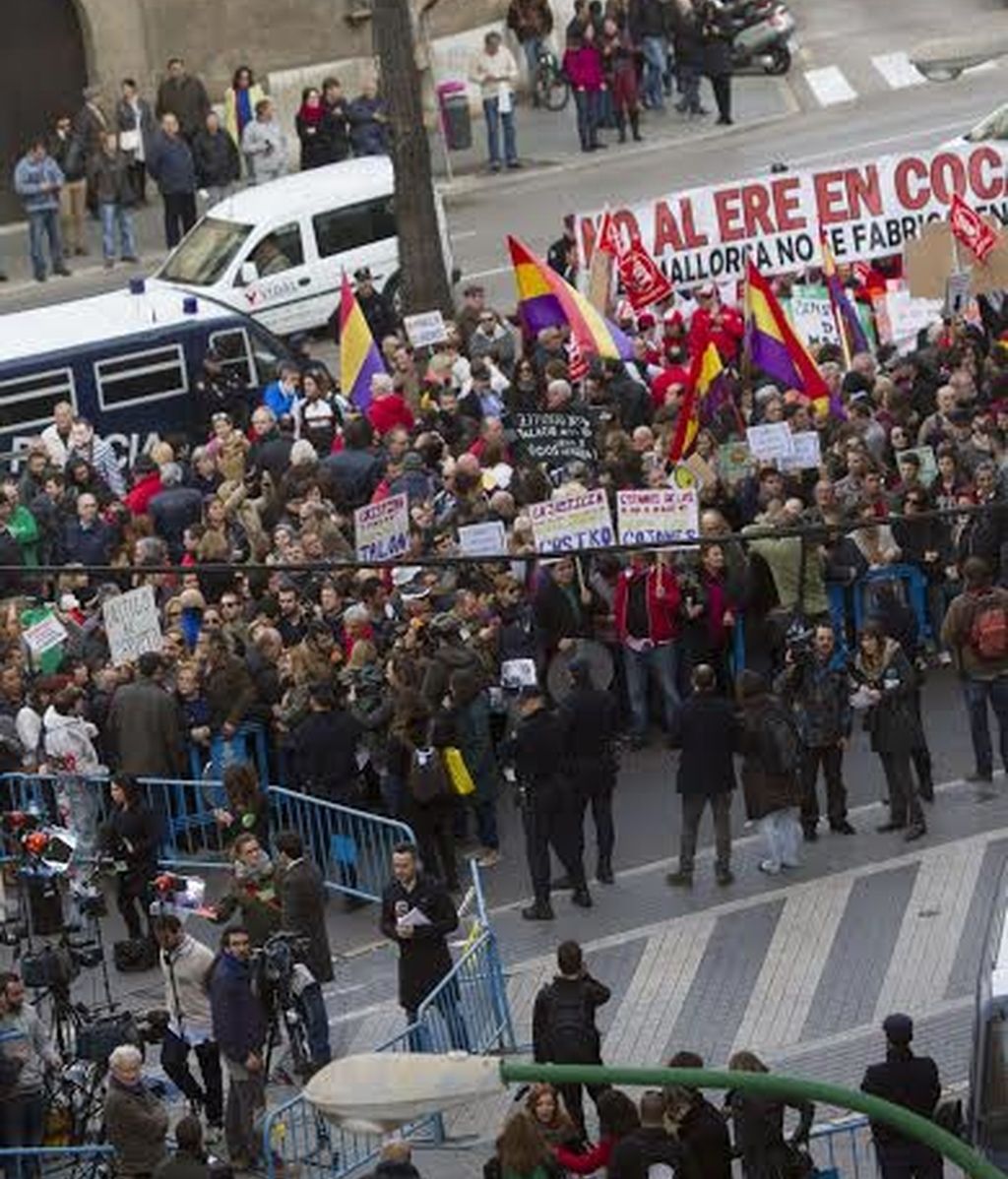 Los manifestantes en contra del ERE de Coca Cola