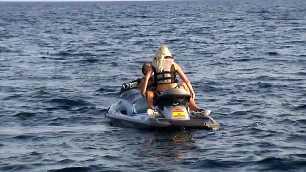 Un beso y un paseo en moto muy poco románticos