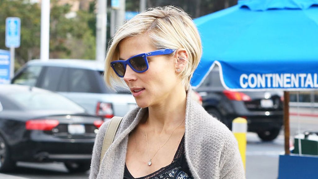 Sexy y vaporosa: Elsa Pataky, embarazada de mellizos, de compras en el supermercado