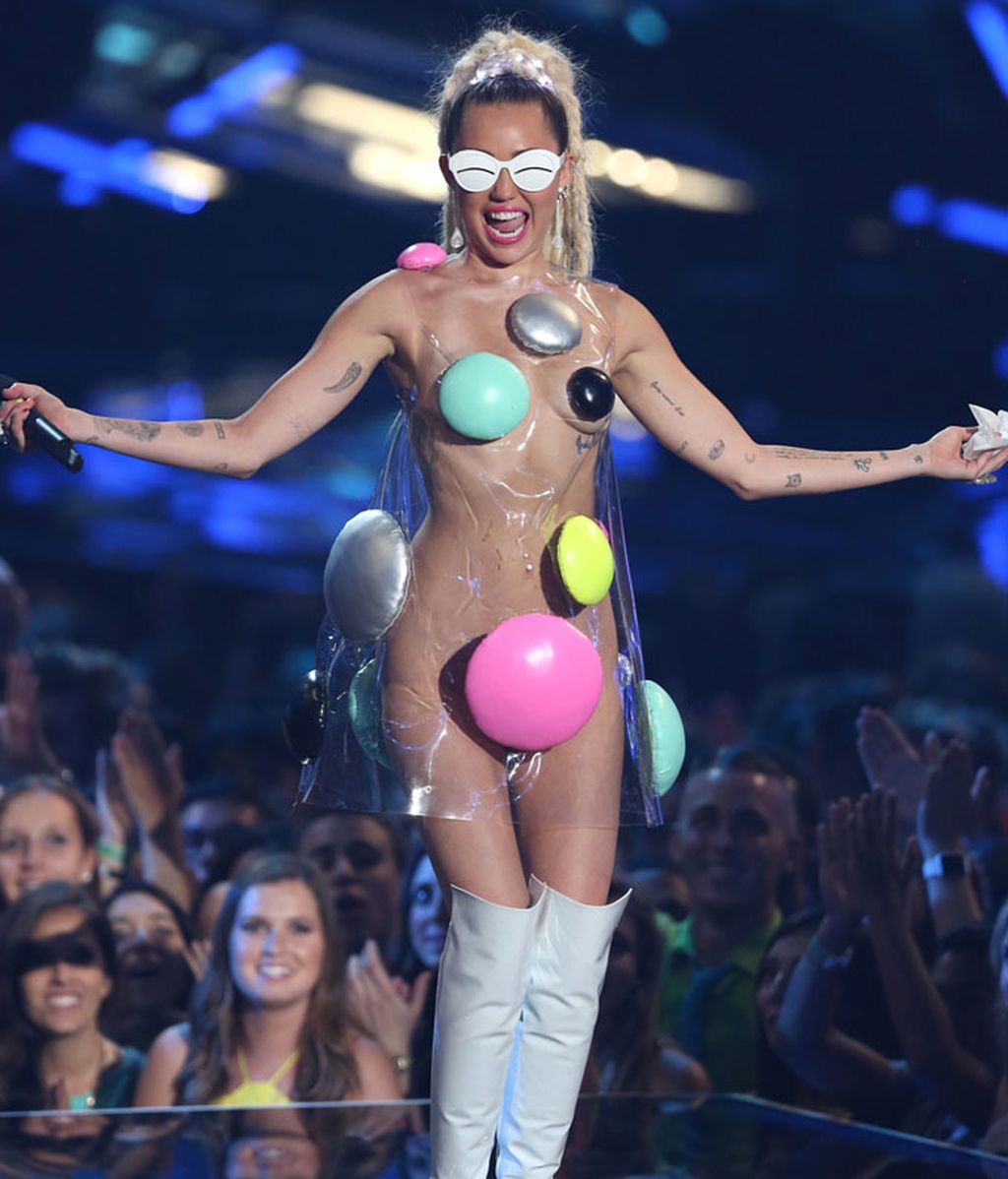 Provocación, irreverencia y poca tela: Miley la vuelve a liar con sus looks en los MTV