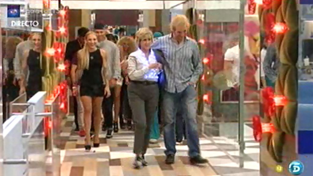 Mercedes entra acompañada de la gallina Falacia