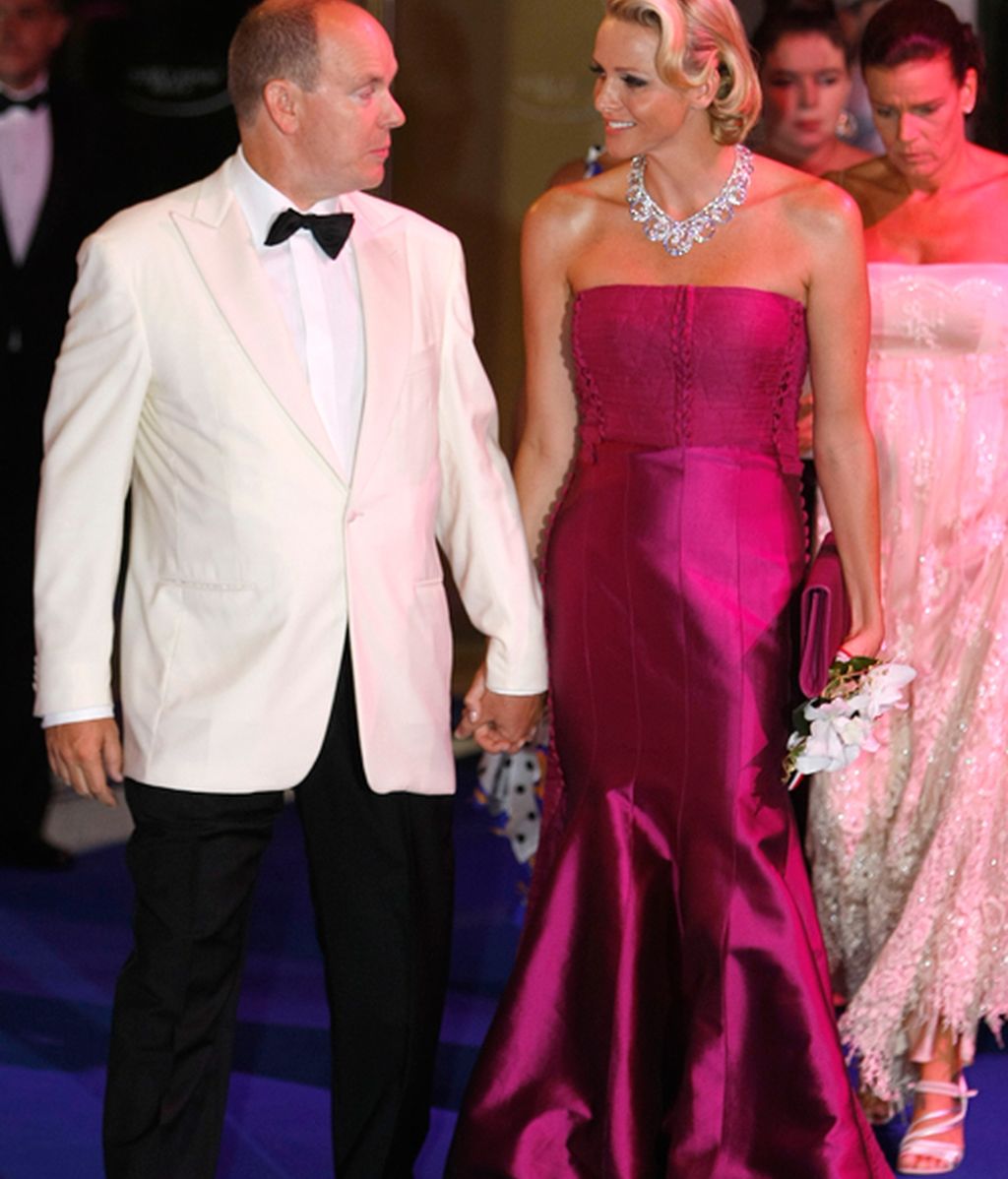 Charlene se planta el collar de bodas en la Gala de la Cruz Roja