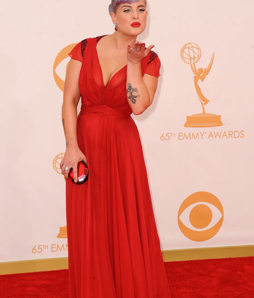 Kelly Osbourne también fue vestida de roja