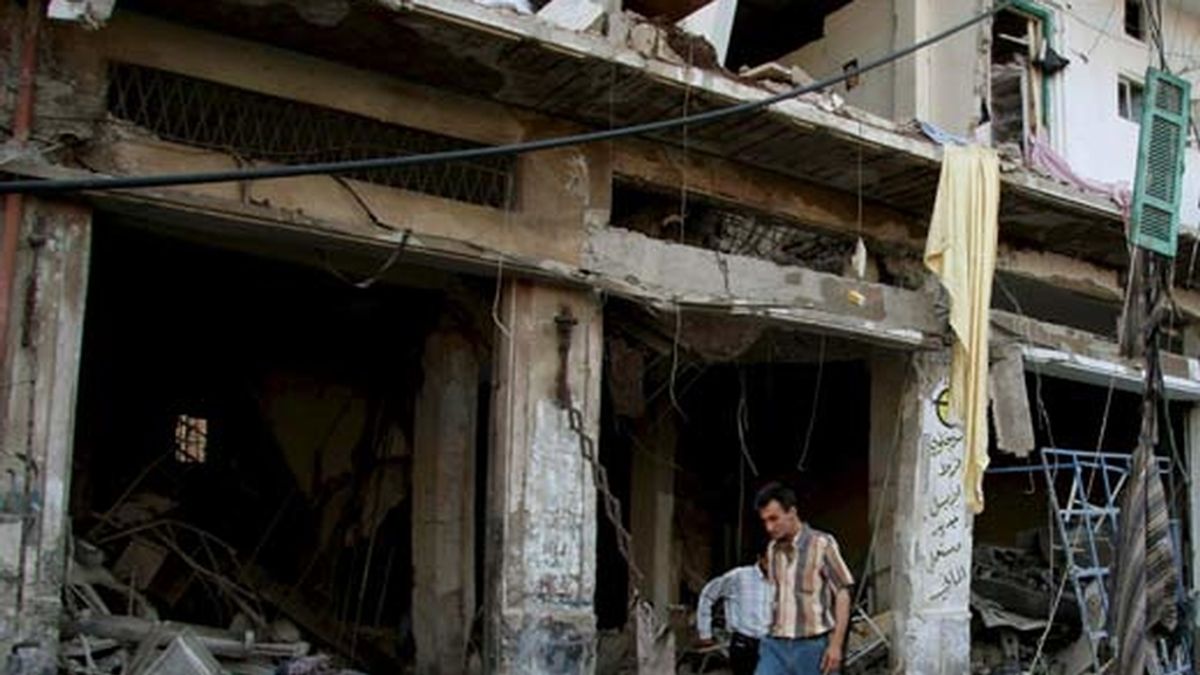 Ciudadanos libaneses comprueban los daños materiales provocados tras una explosión en el interior de un edificio del barrio de Bab al-Tabbaneh, en la ciudad libanesa de Trípoli. Foto: EFE