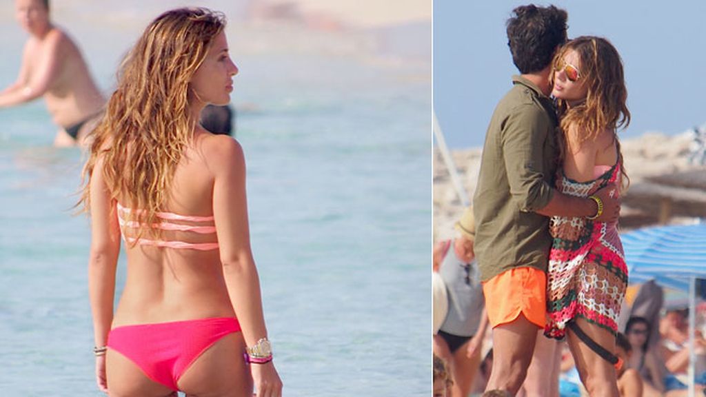 Elena Tablada se deja querer por su novio, Daniel Arigita, en las playas de Formentera